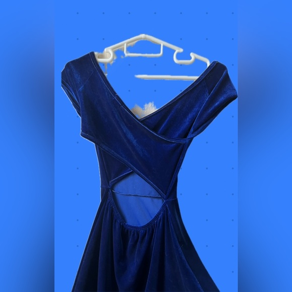 Garage Flattering Criss Cross Blue Velvet Dress - Picture 9 of 10
